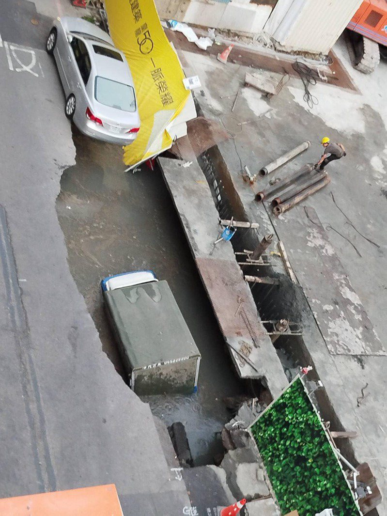 台南市五妃街新建中工地旁道路塌陷 ，小貨車輛掉落坑洞，市府已前往拉封鎖線。圖／翻攝臉書台南式