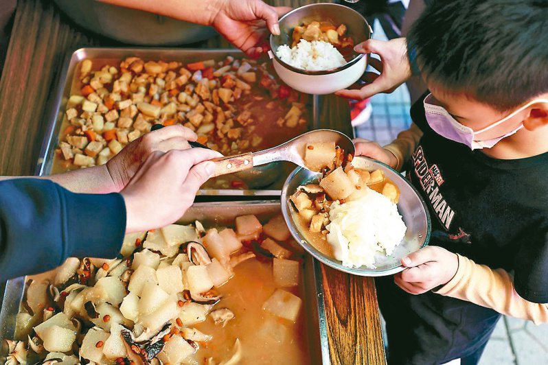 台北市教育局今宣布，學校營養午餐即日起至3月31日暫緩使用辣椒粉及咖哩粉等調味品。示意圖／本報資料照片