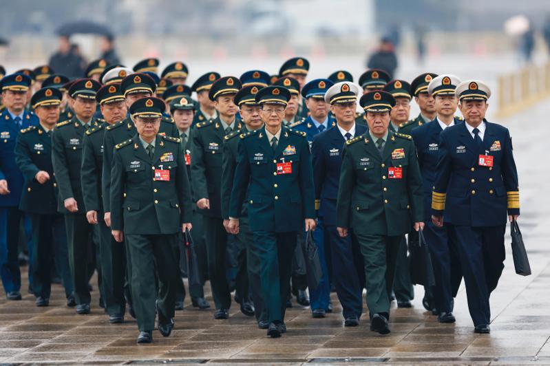 圖為3月5日，中共十四屆全國人大二次會議開幕前，解放軍和武警部隊代表團正走向人民大會堂。（中新社）