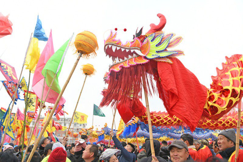 圖為二月二「龍抬頭」，信徒舞龍慶祝。新華社