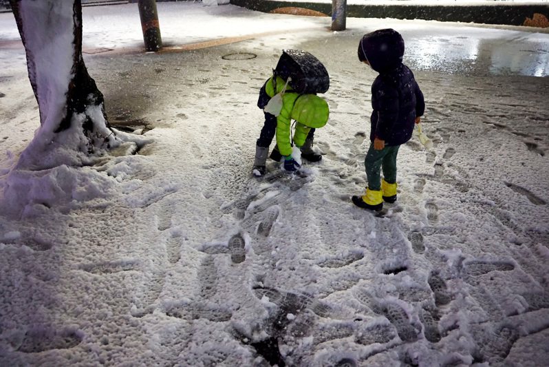 受到朝日本本州南岸前进的低气压系统影响，关东地区平地明天可能出现警戒级大雪，东京23区预计也会降雪，民众行走时需特别留意。图／路透社(photo:UDN)