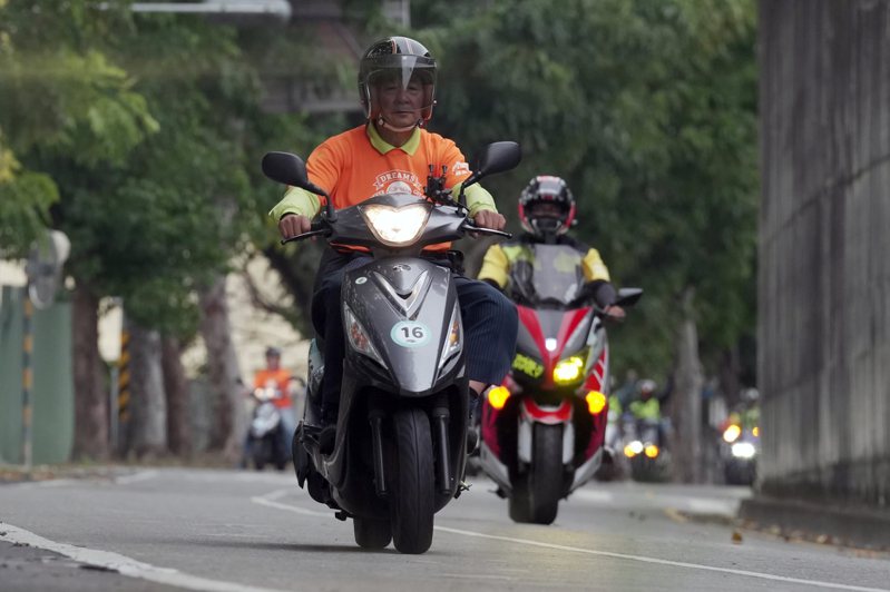 65歲邱吉興年幼時因車禍截肢，但仍學會騎機車與開車，今年挑戰騎車環島。圖／弘道基金會提供