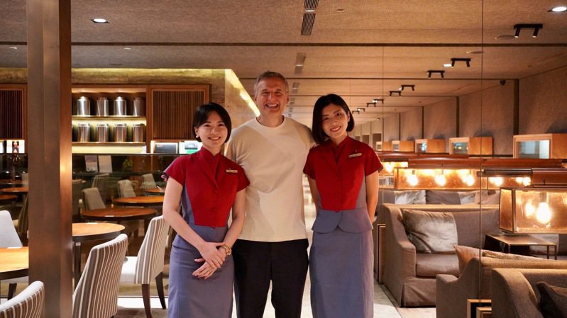 菲爾 (Philip Rosenthal) 造訪台灣現身華航桃園機場貴賓室。圖／業者提供