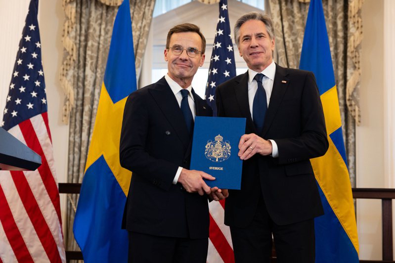美國國務卿布林肯(圖右)7日從瑞典總理克里斯特森(圖左)手中接過最後入盟文件。歐新社