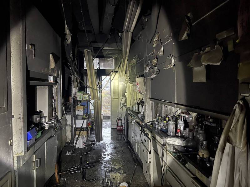 圖為台灣大學化學系積學館內7樓一處實驗室發生火警，幸好大樓內部沒有人、無人受傷。記者廖炳棋／翻攝