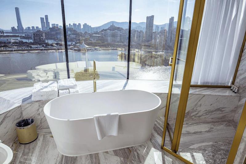 「YOHO金銀島酒店」部分客房設有全澳門首創的「露天日式風呂」，旅客能邊泡澡邊欣賞美景。圖/Klook提供