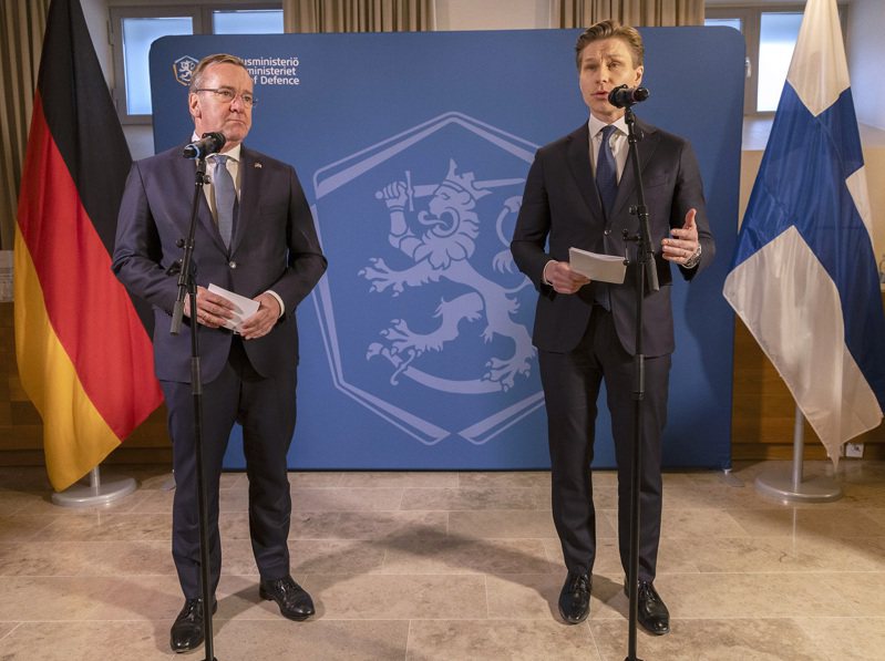 德國國防部長佩斯托瑞斯（左）8日在芬蘭首都赫爾辛基訪問，並跟芬蘭國防部長哈卡寧（右）召開聯合記者會。歐新社
