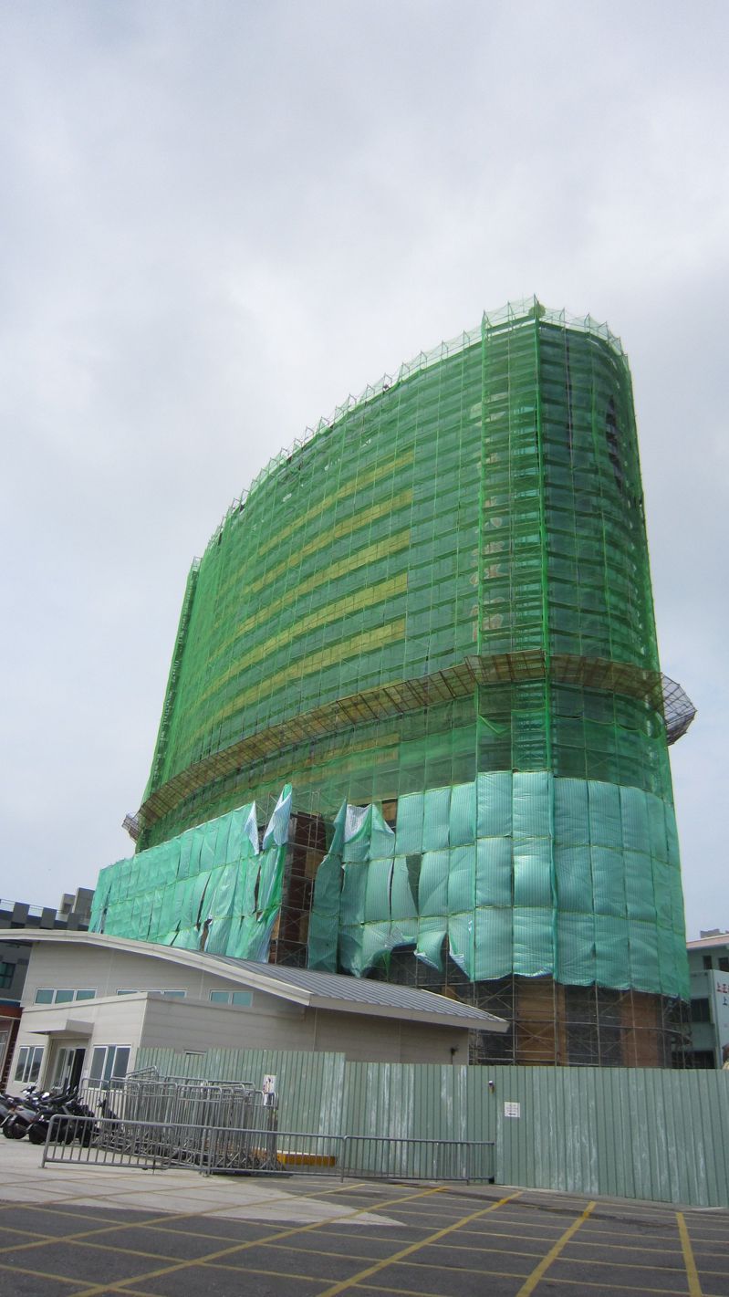 馬公港務大樓外牆整修，預計今年本月底完工。本報資料照