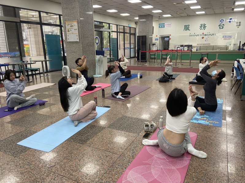 移民署台北市服務站「新住民二代親善大使體驗營」舉辦瑜珈課程。記者翁至成／翻攝