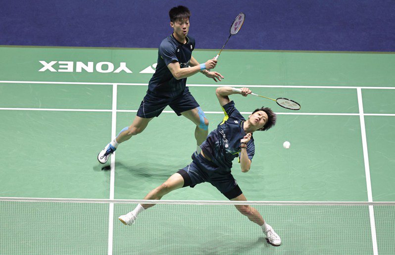 李哲輝（右）和楊博軒在比賽中在法國巴黎舉行的法國羽毛球公開賽男雙決賽中敗給印度組合。 新華社