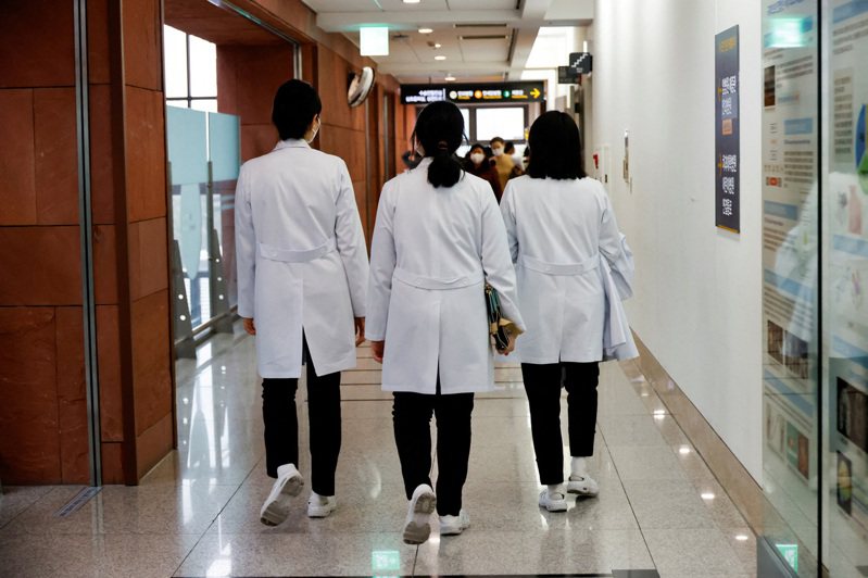 南韓住院醫師集體罷工延續3週，首爾大學醫學院教授今天開會宣布，若政府在18日前無法提出有誠意且合理的解決方案，教授將集體提交辭呈，力挺罷工的住院醫生。圖為醫護人員在南韓首爾某醫院行走。路透資料照