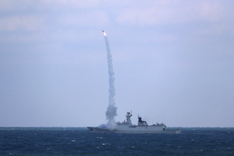 大陸國防部宣布，中國、伊朗、俄羅斯三國海軍將舉行聯合演習。圖為中俄過去在東海舉行聯合軍演。美聯社