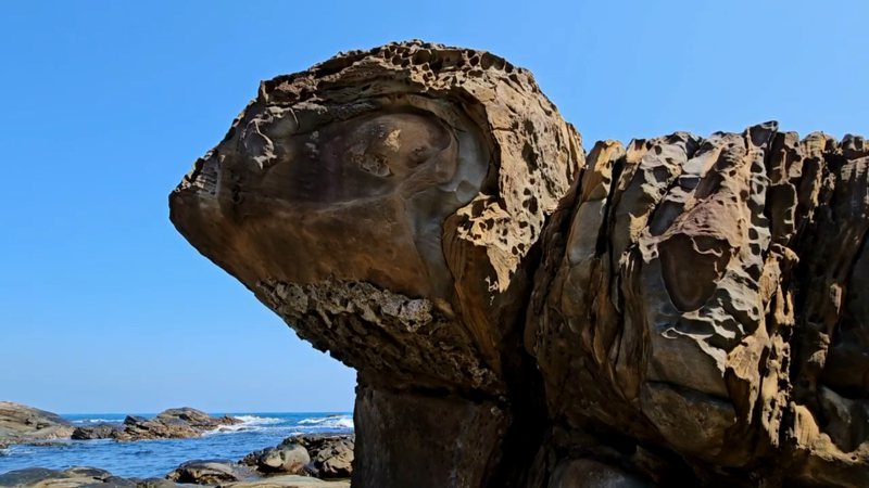 有民眾在基隆外木山海岸發現一塊奇岩，從側面望去，輪廓猶如大烏龜，「大眼睛」更是傳神，引發網友熱烈討論。中央社
