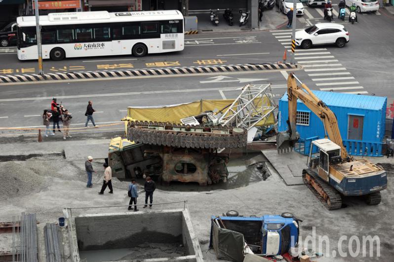 台南市中西區五妃街、西門路口的營建工地出現天坑，傾倒的大型吊臂還卡在工地動彈不得。本報系資料照