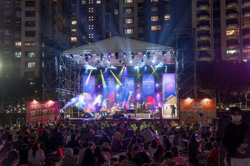 台中市爵士音樂節舉辦21年，多在草悟道旁市民廣場舉行，圖為2022台中爵士音樂節。圖／台中市文化局提供