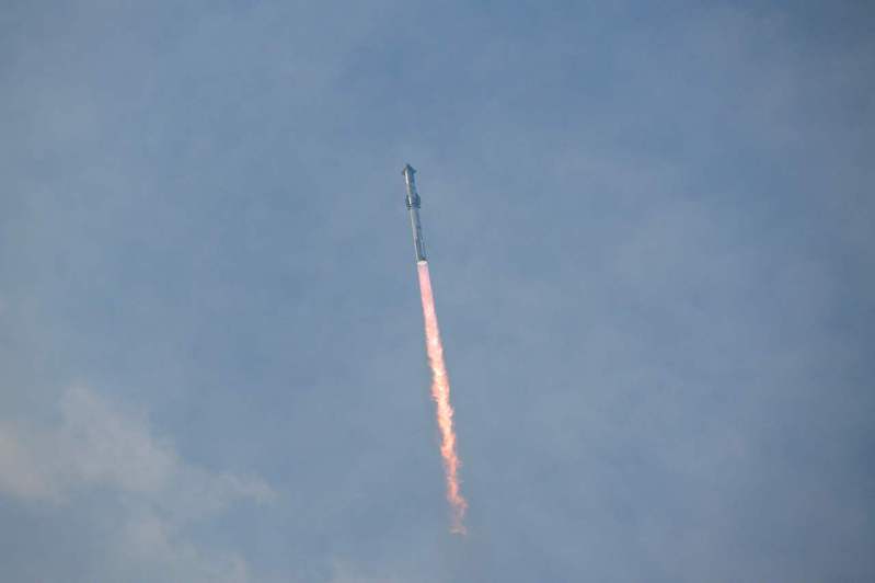 美國億萬富豪馬斯克的「太空探索科技公司」（SpaceX）今天第3度試射無人太空飛行器「星艦」（Starship），飛行器進入太空正繞地球滑行，推進器則濺落海面。 圖／法新社