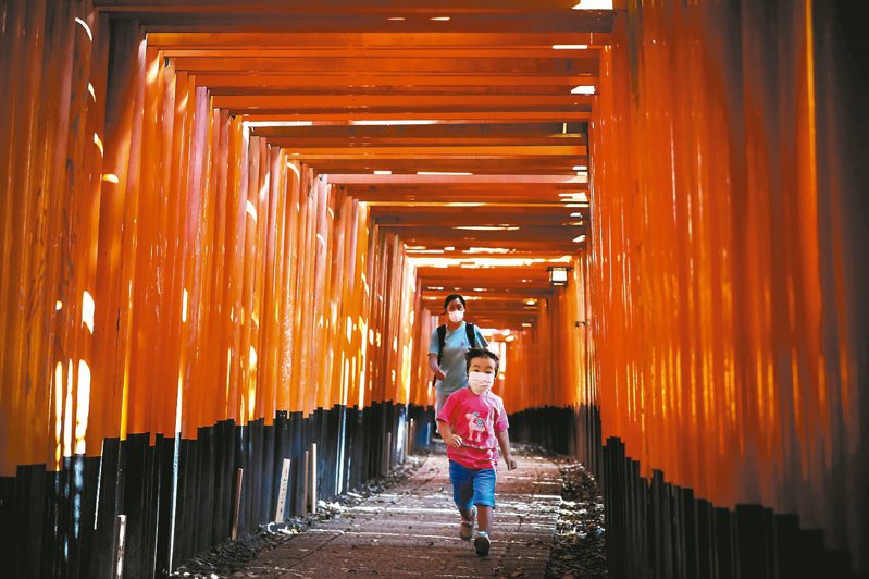 圖為日本京都伏見稻禾大社的知名景點「千本鳥居」。歐新社
