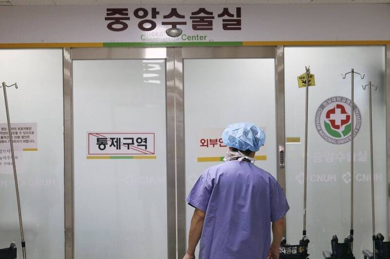 南韓住院醫師罷工持續超過3週，受影響最大的5大醫院因手術、診療量減少，面臨每天數十億韓元虧損的營運危機。示意圖／美聯社