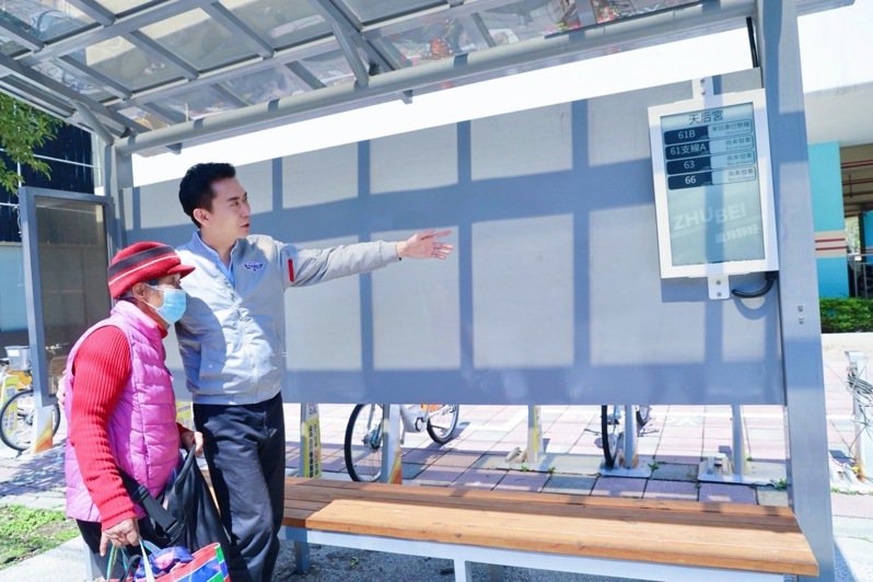 竹北市公所攜手亞旭電腦，試辦太陽能電子紙智慧站牌今天正式上路，將在天后宮站、竹北市公所站試行1年，提供乘車民眾即時公車到站資訊。圖／公所提供
