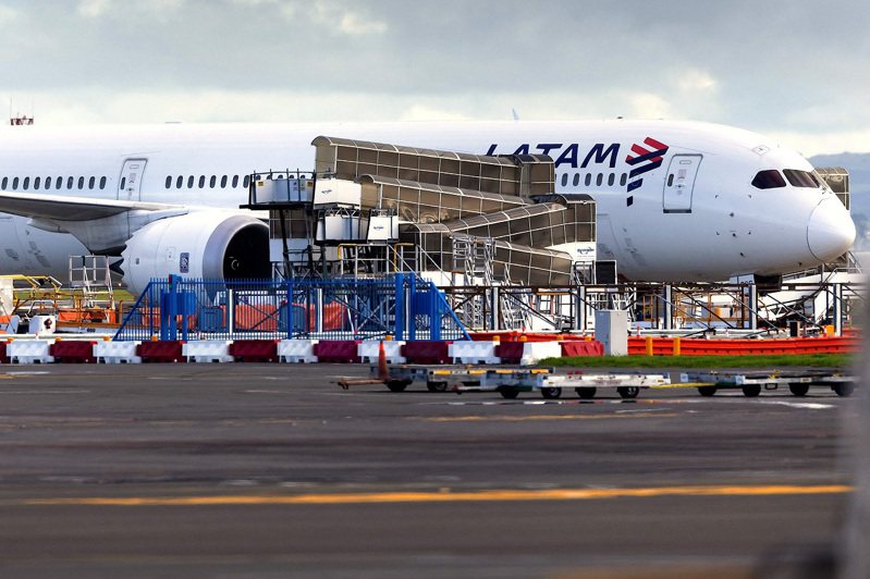 智利南美航空编号「LA 800」的波音787-9「梦幻客机」11日从澳洲雪梨飞往纽西兰奥克兰时发生急遽下降，事故起因据报可能是一起驾驶舱座椅的意外。法新社(photo:UDN)