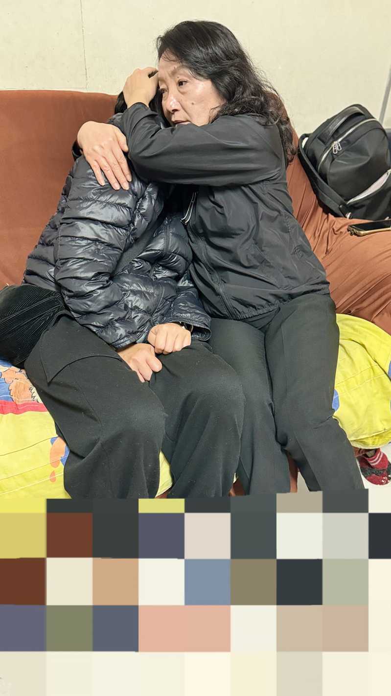 中華民國兒童權益促進協會創會理事長王薇君昨探訪時，抱著剴剴阿嬤。圖／取自臉書「王薇君 - 保護兒童我願意」