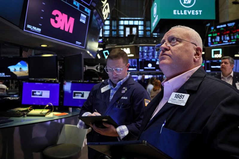 美股道瓊15日早盤跌約150點，市場持續擔心通膨的威脅。路透