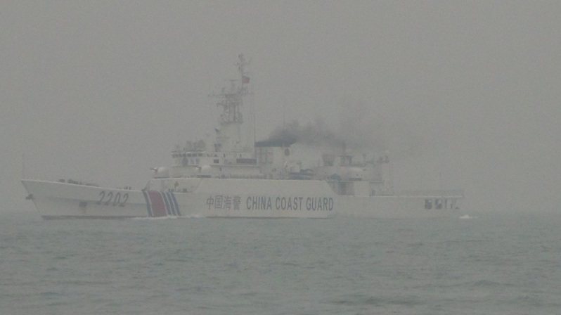 中國海警今日上午再度編隊航入我金門禁限制水域，海巡署對海警船進行廣播驅離。聯合報記者廖炳棋/翻攝