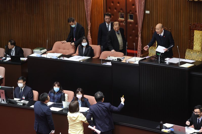 立法院長韓國瑜15日依序唱名質詢結果立委都不在，只好宣布休息。綠營不滿質詢權遭「沒收」，向韓抗議。記者葉信菉／攝影