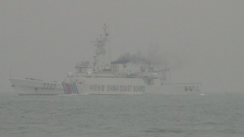 中國海警今日上午再度編隊航入我金門禁限制水域，海巡署對海警船進行廣播驅離。記者廖炳棋/翻攝