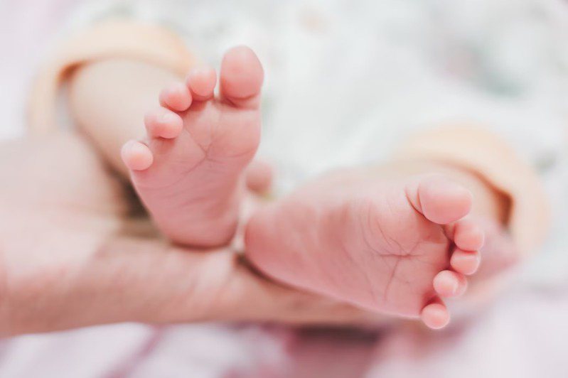 婦產科醫師分享，一名人夫在嬰兒出生時，拿出準備好的「金湯匙」與女嬰合影，讓不少人直呼「太有才」。示意圖／Ingimage
