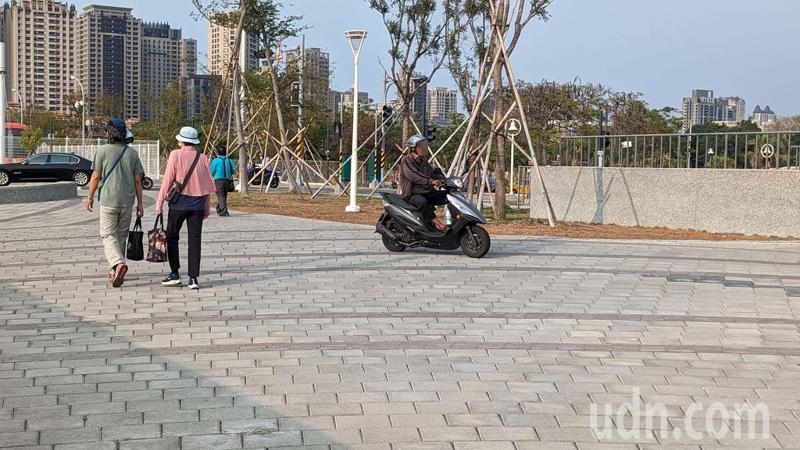 高雄綠園道供市民步行騎自行車休憩，不過常有機車騎士抄捷徑，直接騎上綠園道。記者潘奕言／攝影
