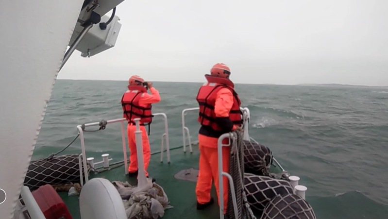 金門海巡隊搜尋二失蹤釣客，後來傳出人被中國大陸海警救起。圖／金門海巡隊提供