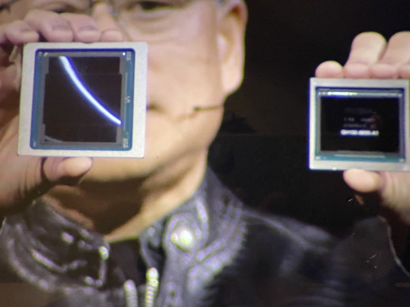 黃仁勳在輝達GTC大會中鄭重發表新一代Blackwell B200繪圖晶片，並對比前一代的Hopper（H100） 晶片。記者簡永祥/翻攝
