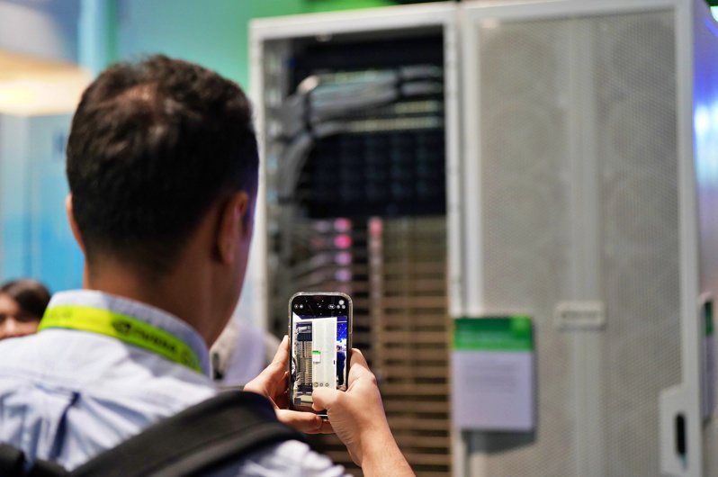 鴻海宣布參展NVIDIA GTC 2024人工智慧開發者大會，展示與NVIDIA合作因應下世代需求的AI伺服器與液冷機櫃。圖為現場民眾參觀Ingrasys NVDIA MGX伺服器。圖／鴻海提供