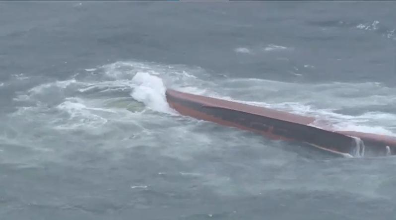 一艘載送化學物質的南韓籍船隻因天候惡劣發生翻覆，7名船員待救。取自YouTube
