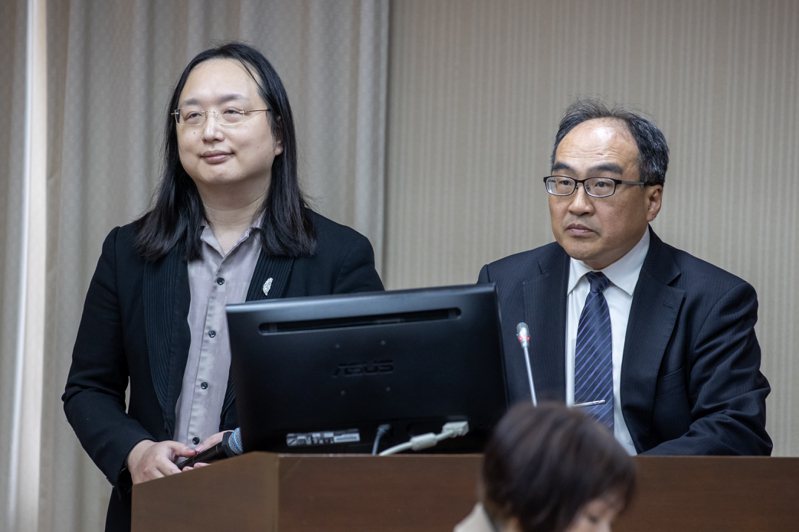 數位發展部長唐鳳（左）及數位產業署長呂正華（右）前往立法院交通委員會進行「電子簽章法修正草案」報告並備詢。記者季相儒／攝影