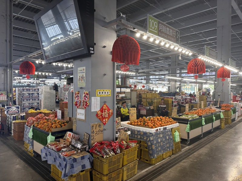 新化果菜市場目前有165家攤商自由買賣，下月起將啟動拍賣中心。記者李文德／攝影