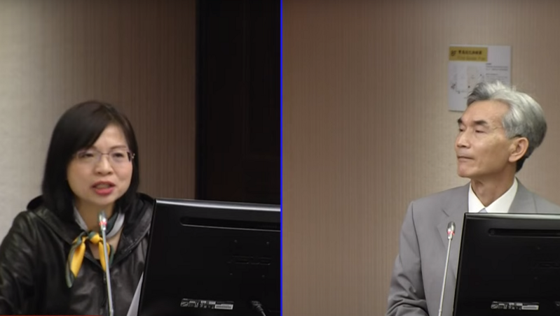 環境部長薛富盛（右）21日於立法院接受民進黨立委林淑芬（左）的質詢，認為目前光電環評門檻過高。（直播截圖）