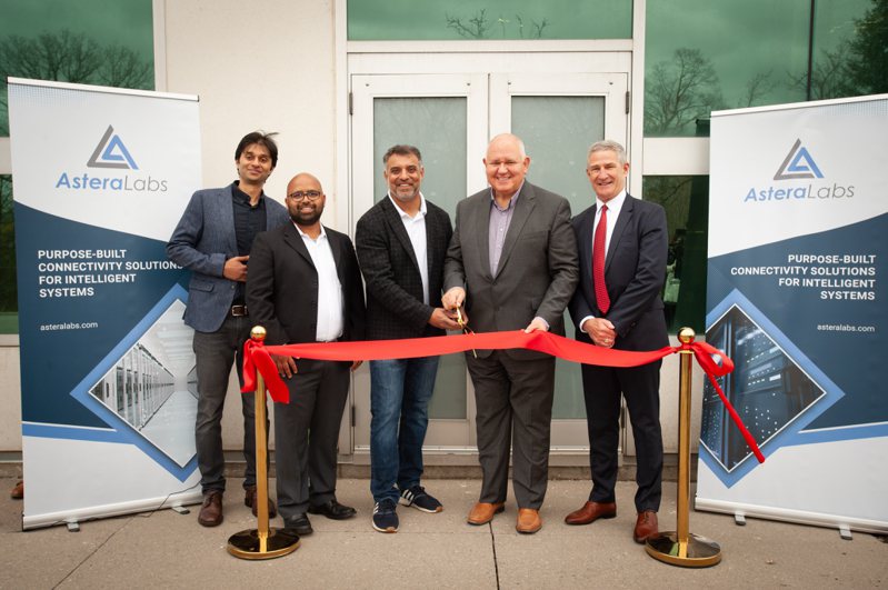 Astera Labs 高層接待了萬錦市長 Frank Scarpitti 和 Toronto Global 執行長 Stephen Lund 為其新研發設計中心舉行剪綵儀式。 圖片由左至右：Sagar Satish、Kush Saxena、Sanjay Gajendra、Frank Scarpitti 和 Stephen Lund。  美聯社