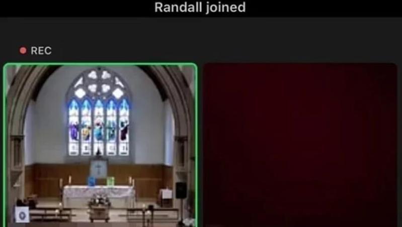 英國一名女子一邊使用Zoom視訊參加教堂「線上哀悼」儀式一邊洗澡，結果忘關鏡頭。取自X
