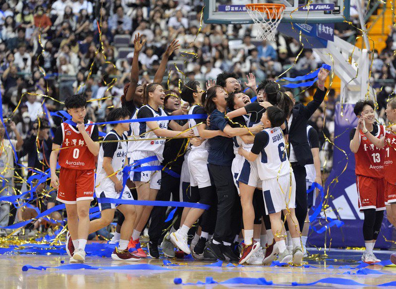UBA女籃冠軍戰晚間於台北小巨蛋展開，世新以83：71擊敗師大，成功五連霸，比賽終了時世新球員們慶祝勝利。大專體總提供