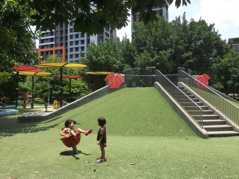 台北市中山區的榮星花園公園共融式遊具年久失修，讓孩童陷入危機中。圖／報系資料照
