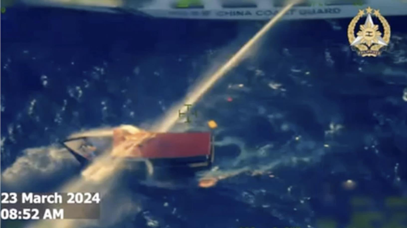 菲律賓於3月23日派出2艘海警船和1艘運補船擅闖中國仁愛礁鄰近海域，圖謀向其非法「坐灘」軍艦運送建築材料。中國海警船向其射水炮。（圖／取自X 平台）