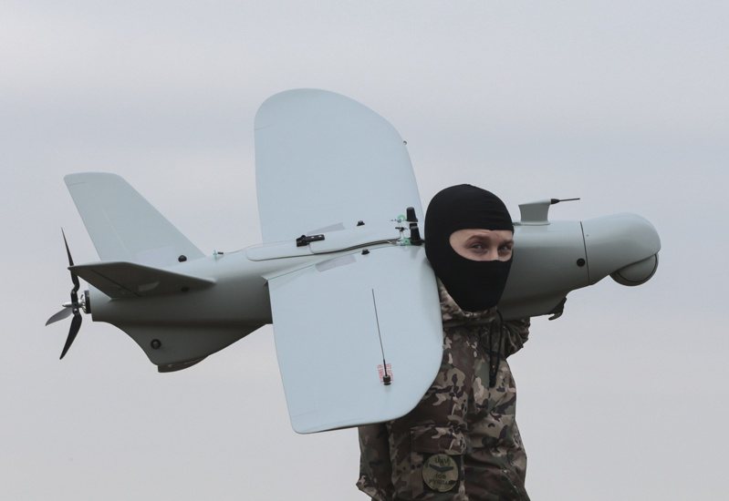 图为一名乌克兰军人扛着一架无人机。欧新社(photo:UDN)