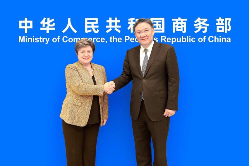 大陸商務部部長王文濤（右），26日在北京會見國際貨幣基金組織（IMF）總裁喬治艾娃（左）。（大陸商務部）