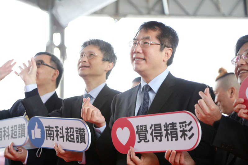 台南市長黃偉哲（右）與南科管理局長蘇振綱（右二）出席活動。取自黃偉哲臉書