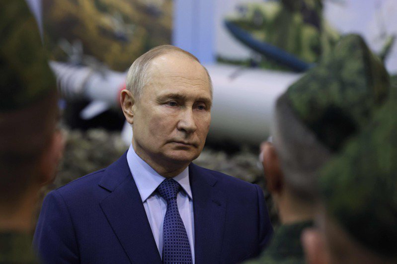 俄羅斯總統普亭27日視察空軍基地表示，俄國對任何北約國家都沒有企圖，也不會攻擊波蘭、波羅的海國家或捷克，可是如果西方向烏克蘭提供F-16戰機，可能會引發核戰。法新社