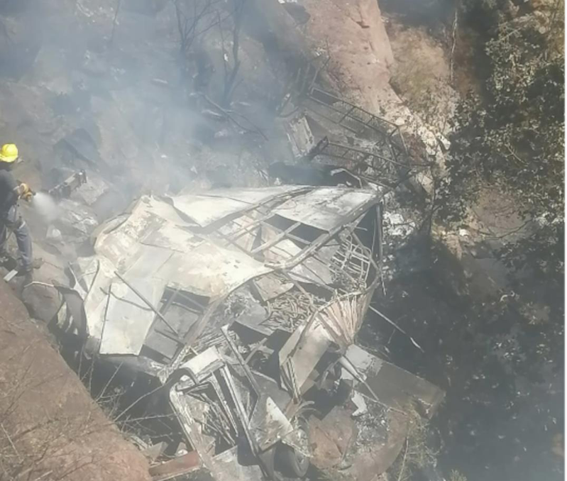 南非交通部表示，一輛巴士28日從橋上墜入50公尺深的深谷並起火燃燒，車上46人只有一名8歲女童倖存，但身受重傷。新華社