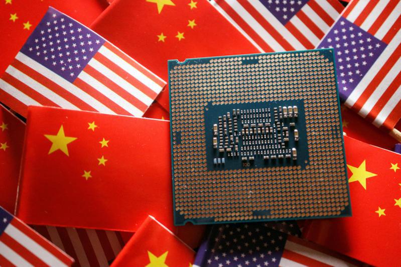 美國拜登政府今天修訂5個月前制定的出口限制，目的是讓中國取得美國人工智慧（AI）晶片更加困難。（路透）