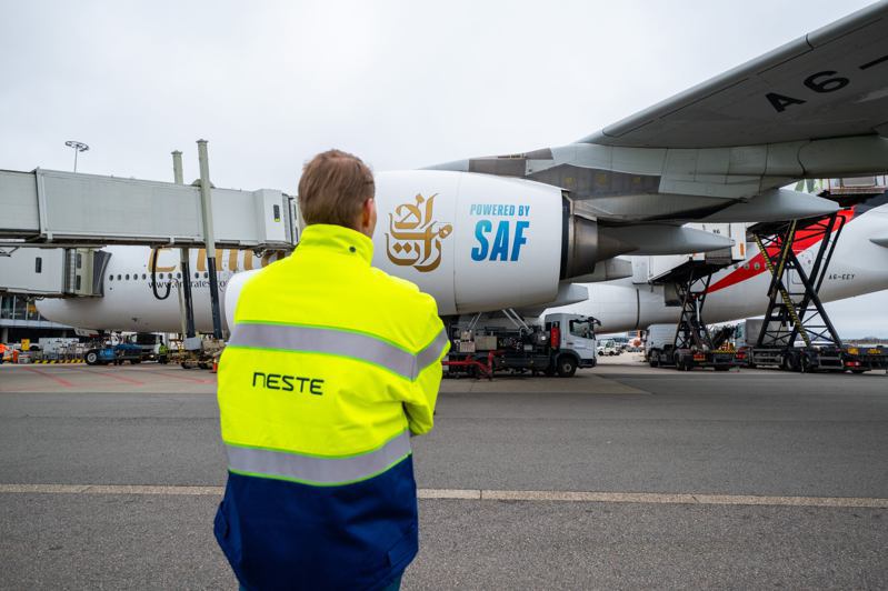 阿聯酋航空本月於阿姆斯特丹史基浦機場正式啟用由合作夥伴納斯特 (Neste) 供應的永續航空燃料 (Sustainable Aviation Fuel, SAF)。阿聯酋航空提供